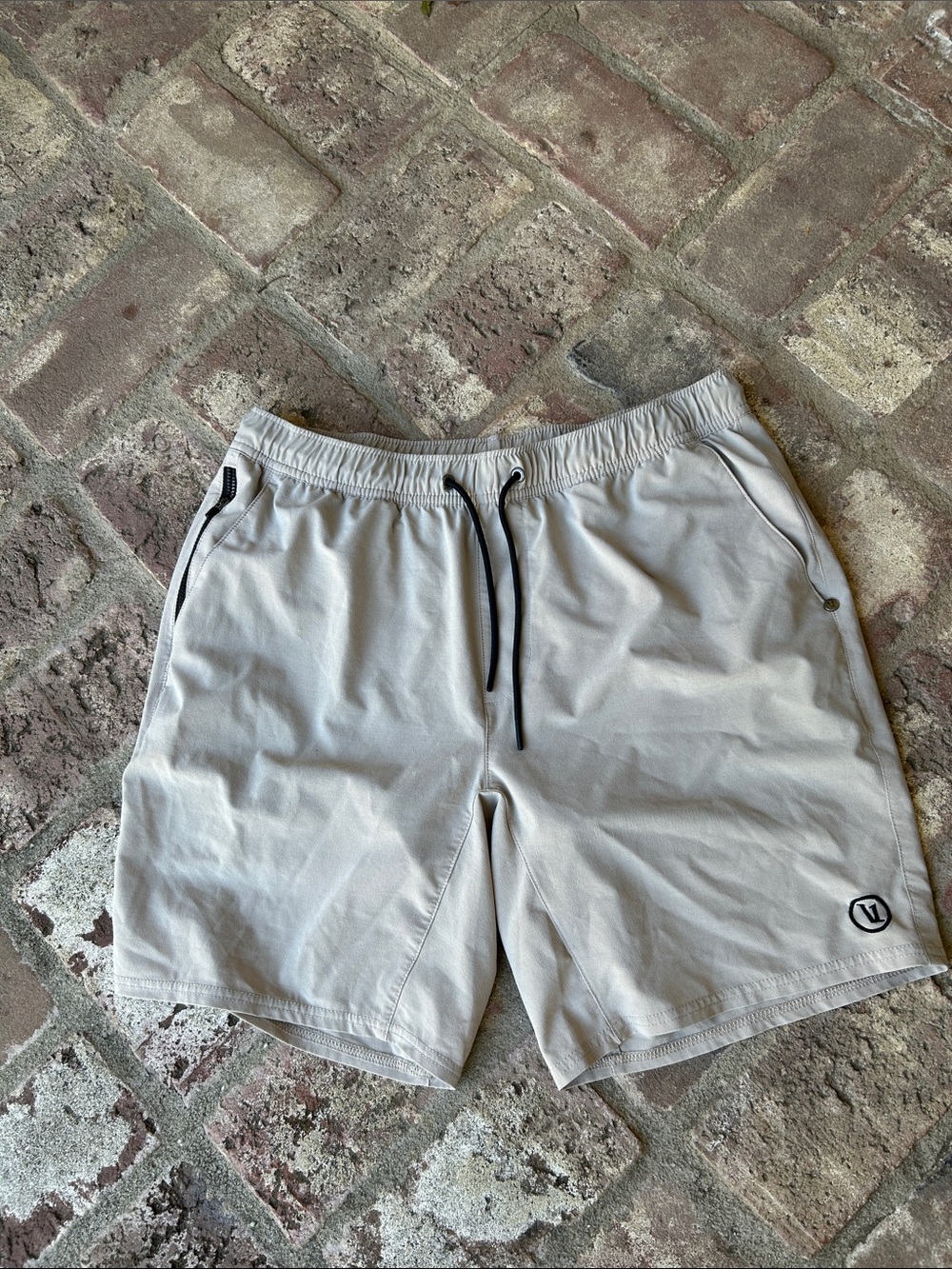 Vuori Men's Light Gray Kore Lined Athletic Shorts with Drawstring